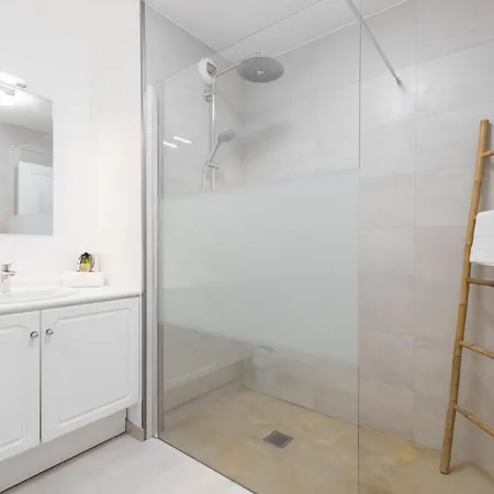 Large 2 Bdr At Port *