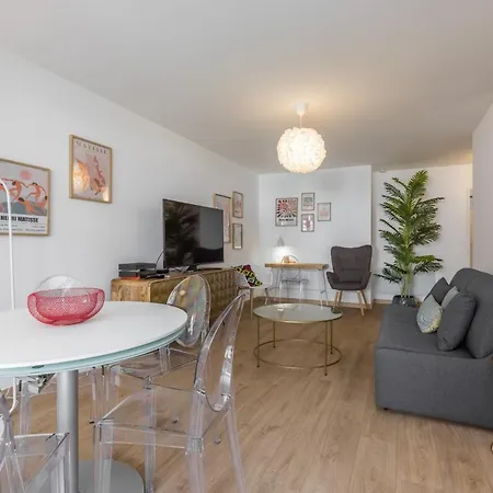 Large 2 Bdr At Port * Nice