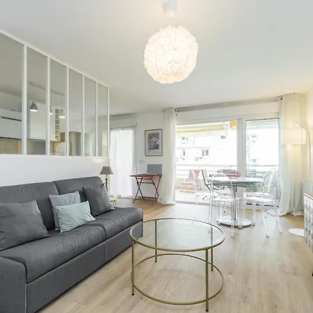 Large 2 Bdr At Port * Nice