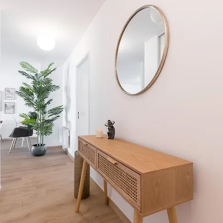 Large 2 Bdr At Port 尼斯