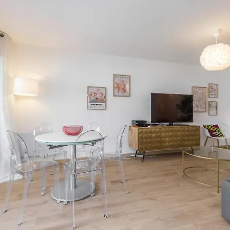 Large 2 Bdr At Port *