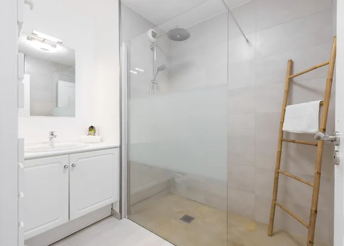 Large 2 Bdr At Port *